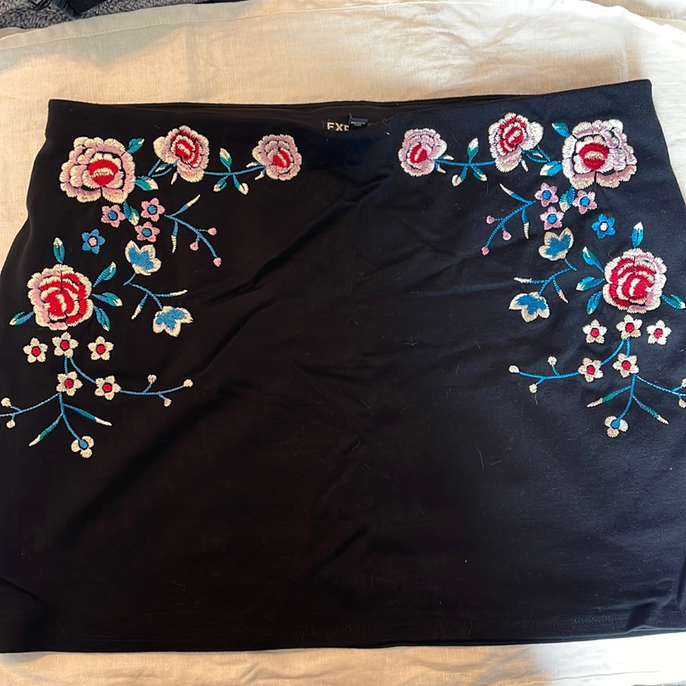 Embroidery pencil skirt